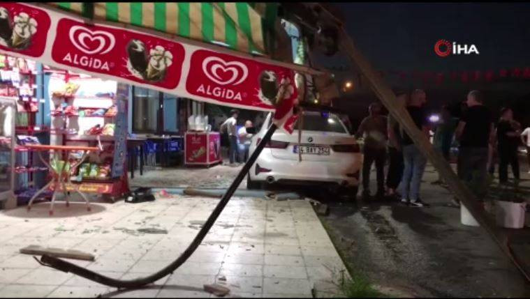 Davetsiz misafir! Lüks otomobil kahvehaneye daldı. Facianın eşiğinden dönüldü - Resim: 8